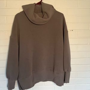 Varley Milton turtleneck top medium in stone olive